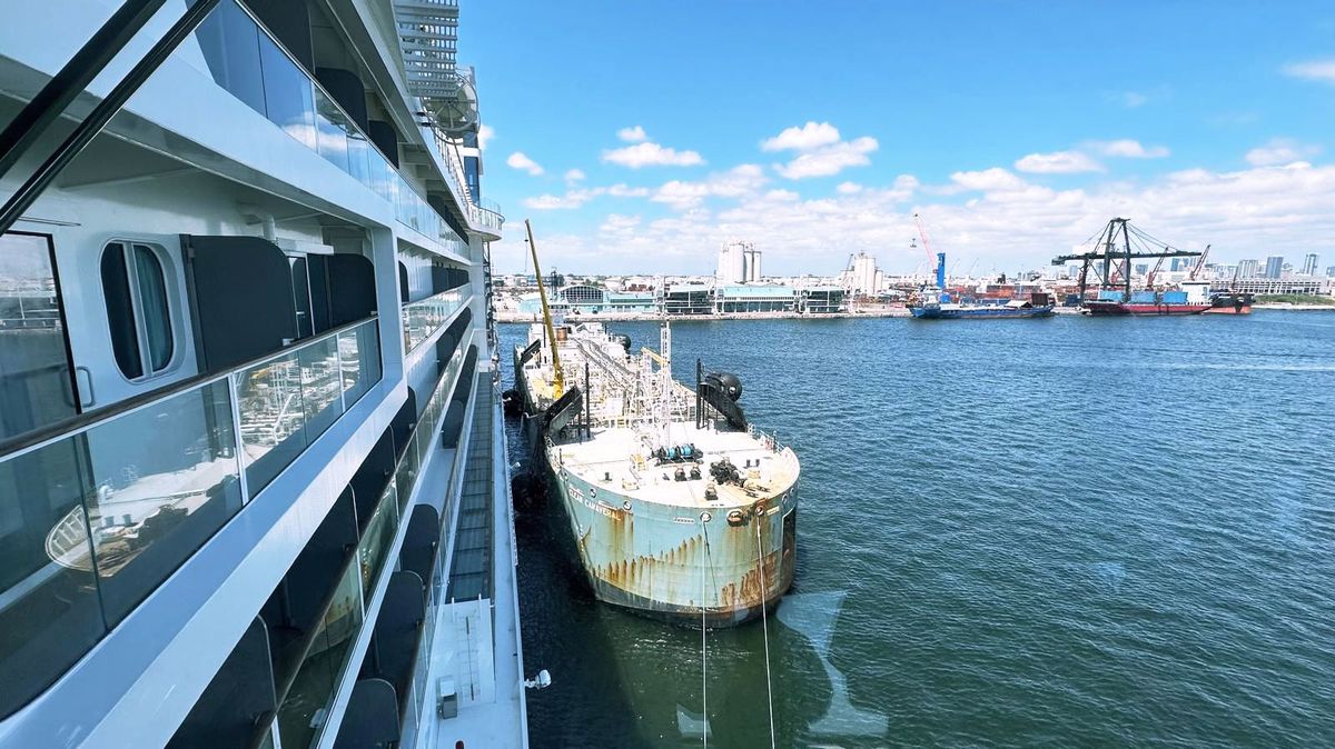 Cruise ship bunkers LNG in Florida's Port Everglades